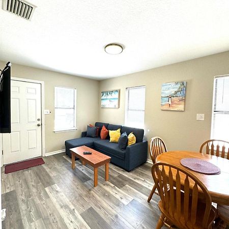 סיינט פיטרסברג Two Fully Equipped Apartments And A Studio 5 Miles From The Beach מראה חיצוני תמונה