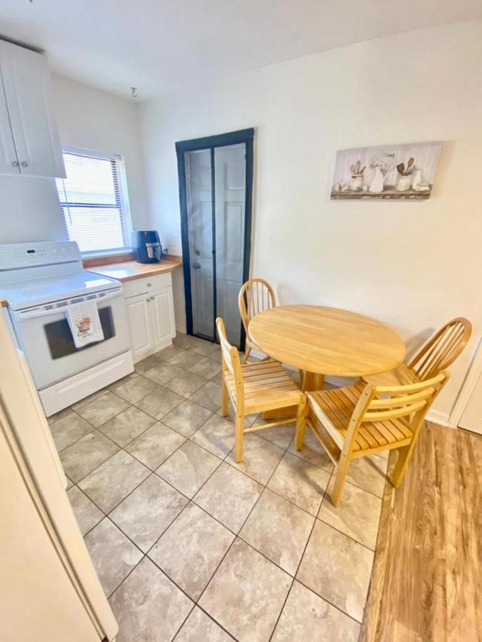 סיינט פיטרסברג Two Fully Equipped Apartments And A Studio 5 Miles From The Beach מראה חיצוני תמונה