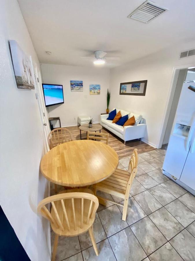 סיינט פיטרסברג Two Fully Equipped Apartments And A Studio 5 Miles From The Beach מראה חיצוני תמונה