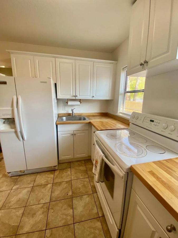 סיינט פיטרסברג Two Fully Equipped Apartments And A Studio 5 Miles From The Beach מראה חיצוני תמונה