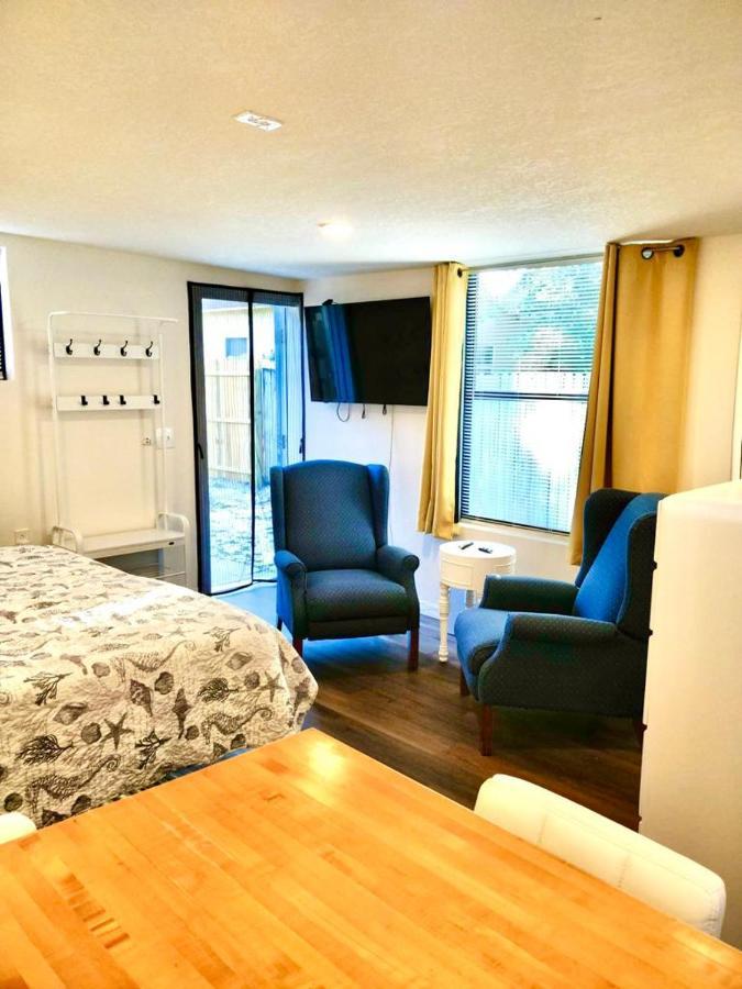 סיינט פיטרסברג Two Fully Equipped Apartments And A Studio 5 Miles From The Beach מראה חיצוני תמונה