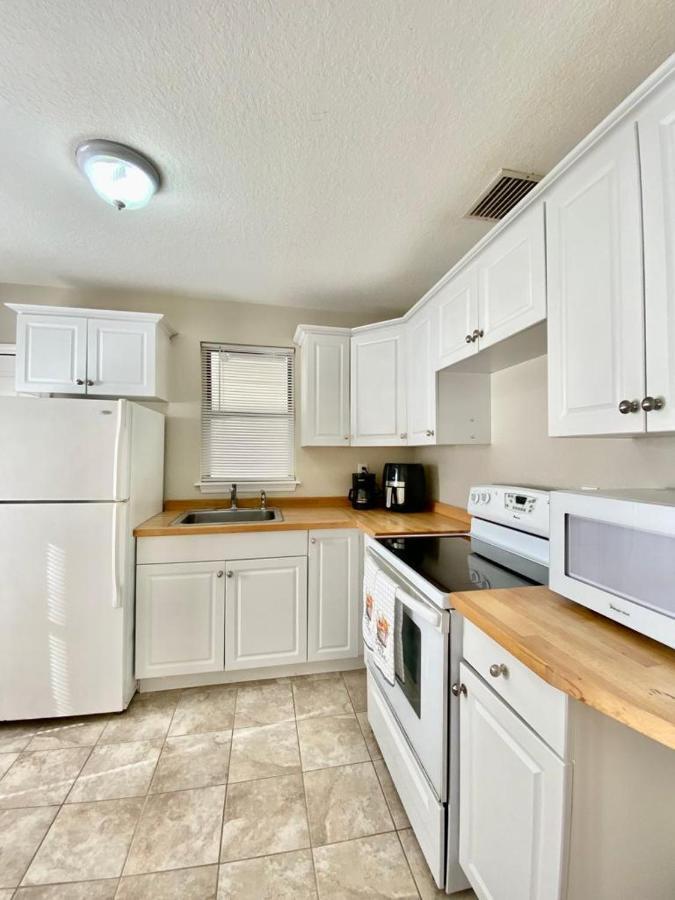 סיינט פיטרסברג Two Fully Equipped Apartments And A Studio 5 Miles From The Beach מראה חיצוני תמונה
