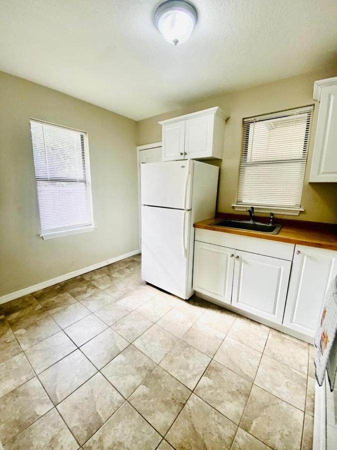 סיינט פיטרסברג Two Fully Equipped Apartments And A Studio 5 Miles From The Beach מראה חיצוני תמונה