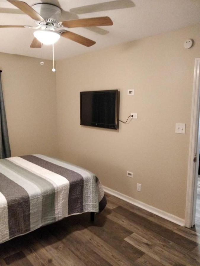 סיינט פיטרסברג Two Fully Equipped Apartments And A Studio 5 Miles From The Beach מראה חיצוני תמונה