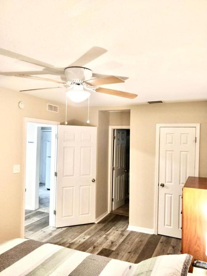 סיינט פיטרסברג Two Fully Equipped Apartments And A Studio 5 Miles From The Beach מראה חיצוני תמונה