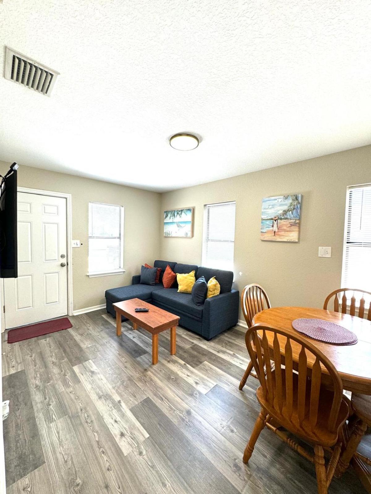 סיינט פיטרסברג Two Fully Equipped Apartments And A Studio 5 Miles From The Beach מראה חיצוני תמונה