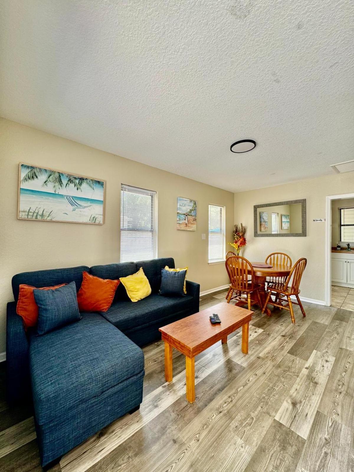 סיינט פיטרסברג Two Fully Equipped Apartments And A Studio 5 Miles From The Beach מראה חיצוני תמונה
