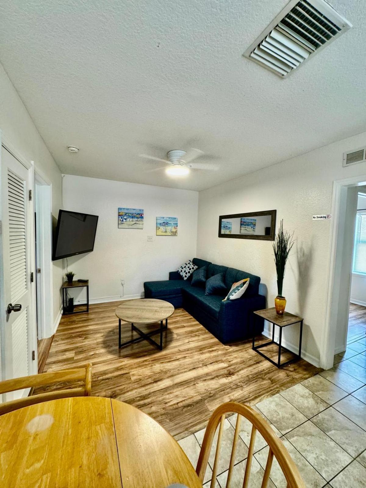 סיינט פיטרסברג Two Fully Equipped Apartments And A Studio 5 Miles From The Beach מראה חיצוני תמונה